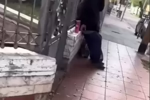 VIDEO. Lo insultaron por su discapacidad y los vecinos salieron a defenderlo