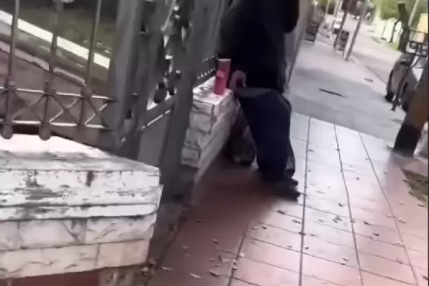 VIDEO. Lo insultaron por su discapacidad y los vecinos salieron a defenderlo