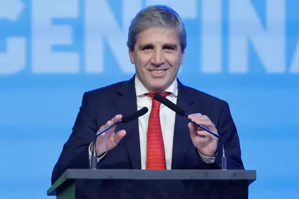 Luis Caputo viaja a la cumbre del G20 para defender el programa econ�mico