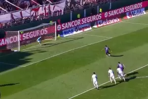 El pol�mico "doble" penal de River ante Banfield: por qu� se anul� la primera atajada