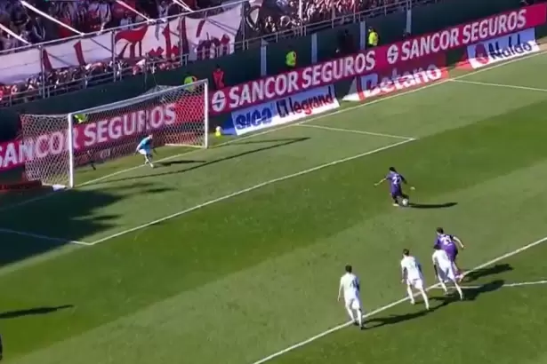 El pol�mico "doble" penal de River ante Banfield: por qu� se anul� la primera atajada