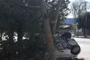 Catamarca: volc� un autom�vil tras chocar contra una garita y un poste