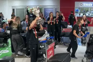 El euf�rico regreso de Las Leonas y el multitudinario recibimiento a las campeonas