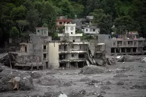 Nepal: el n�mero de fallecidos supera los 900, mientras comenzaron entierros masivos