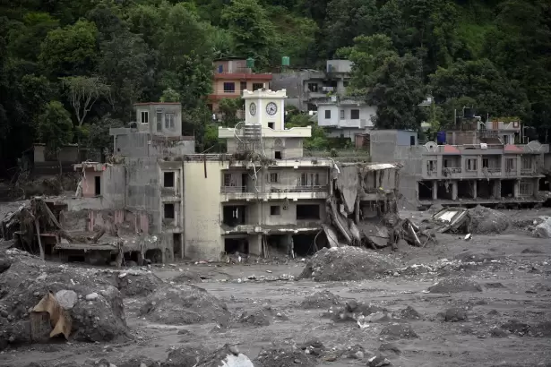 Nepal: el n�mero de fallecidos supera los 900, mientras comenzaron entierros masivos