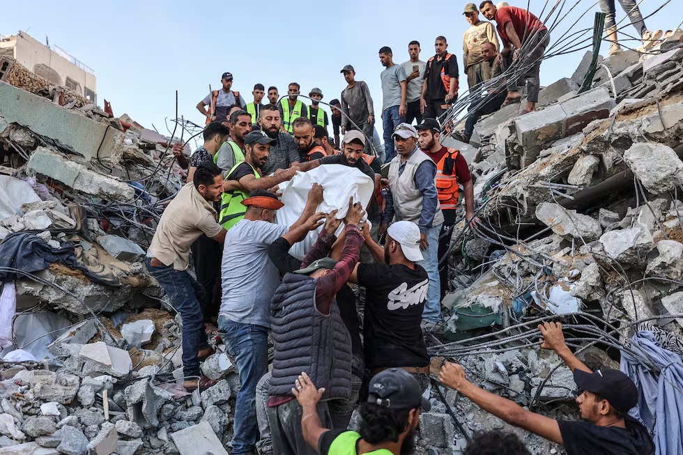 Un edificio bombardeado en Gaza se derrumbó y dejó 21 muertos, entre ellos 12 niños