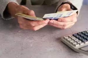 El nuevo Salario M�nimo es de $383.800 desde septiembre y llegar� a $437.000 en 2027