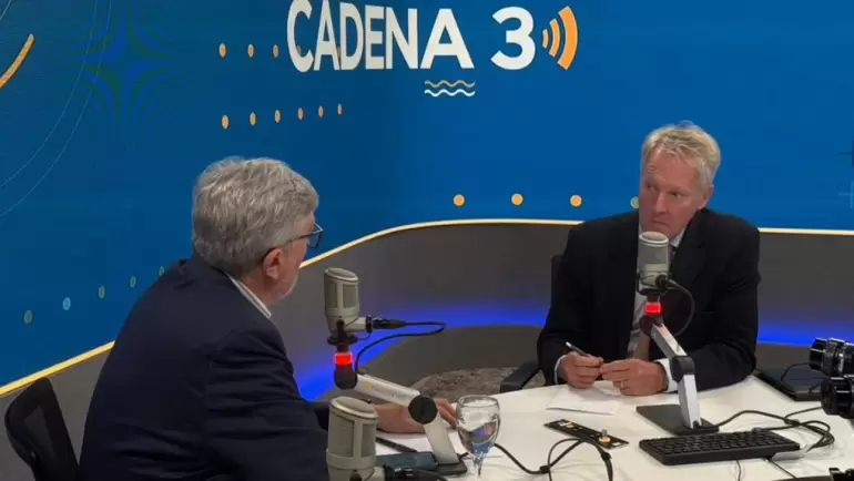 El embajador británico, David Cairns, en el estudio de Cadena 3 Argentina