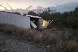 Impactante vuelco de un cami�n sobre la Ruta Nacional 60