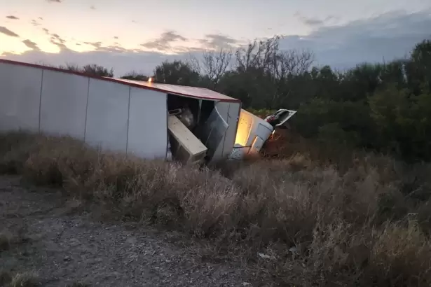 Impactante vuelco de un cami�n sobre la Ruta Nacional 60