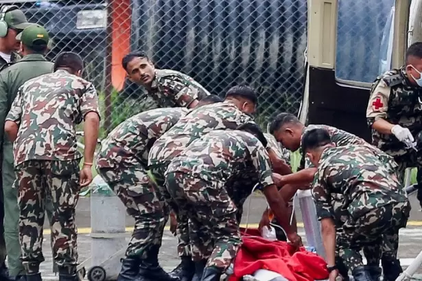 Milagro en Nepal: rescatan a dos trabajadores tras 10 d�as atrapados