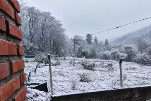 Domingo con nieve: Las Chacritas y Aconquija amanecieron cubiertas de blanco