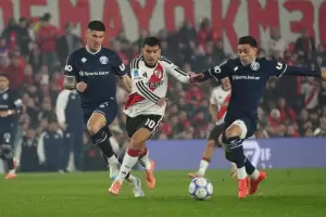 Con un gol de Montiel de penal, River le gana a Independiente Rivadavia