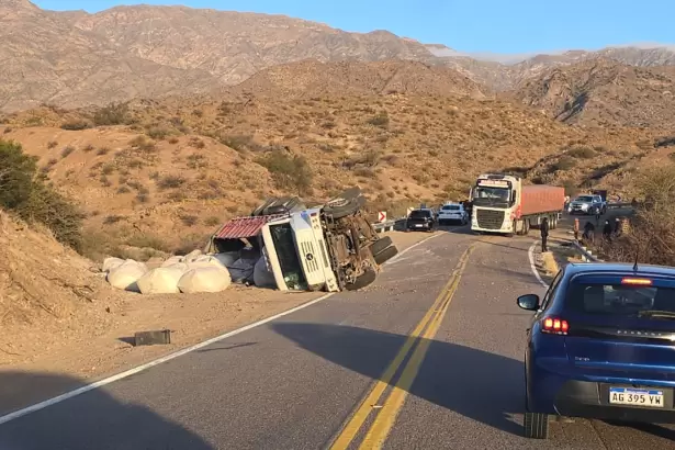 Catamarca: un cami�n volc� en La C�bila