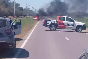 Se incendi� un auto sobre Ruta 64: el tr�nsito ya fue restablecido