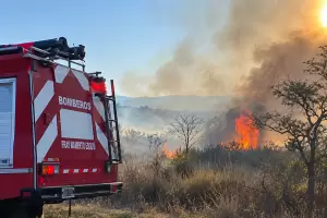 Incendio de pastizales sobre Ruta Provincial n� 1: trabajan brigadistas y medios a�reos