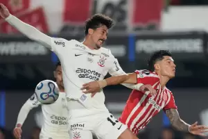 Estudiantes empat� con Corinthians y se jugar� el todo por el todo en Brasil