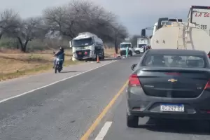 Tragedia: muri� un motociclista tras chocar con un cami�n cisterna de YPF