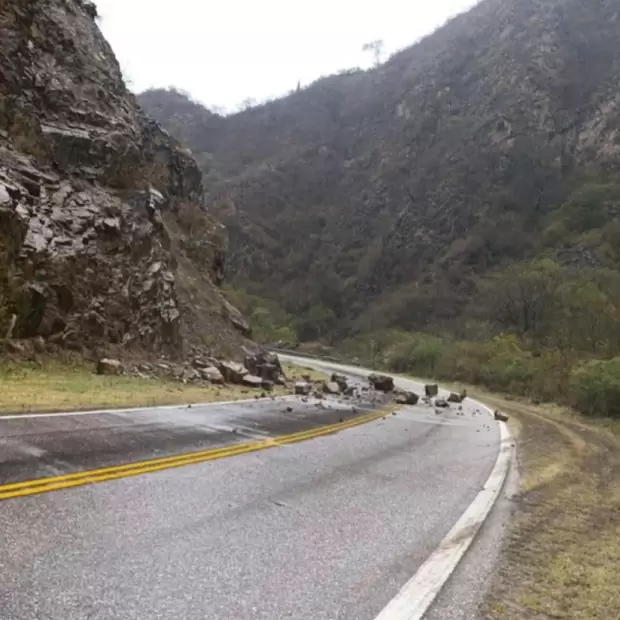 Advierten por derrumbes y piden circular con precauci�n por La C�bila