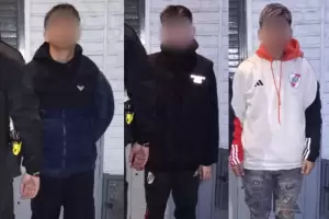 Tienen 13, 15 y 18 a�os y acumulan 18 antecedentes: los sorprendieron robando una moto