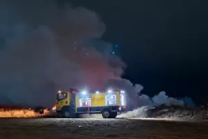 Catamarca: bomberos trabajan para controlar un incendio de pastizales