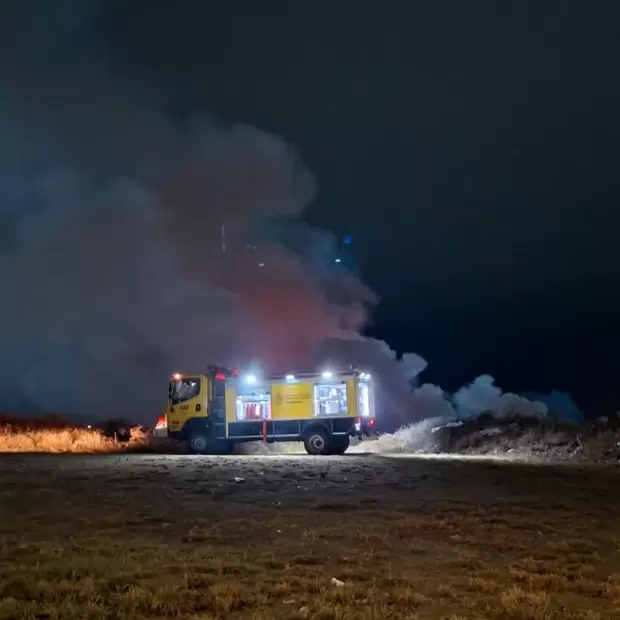 Catamarca: bomberos trabajan para controlar un incendio de pastizales