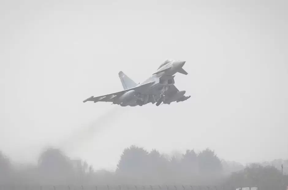 Un avión Typhoon despega de la base de RAF Coningsby con destino a Qatar