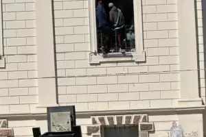 Protesta: dos hombres se subieron a las ventanas del Palacio Municipal pidiendo trabajo