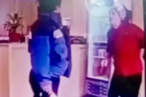 Apareci� el video de la pelea con arma blanca entre un intendente y su predecesor