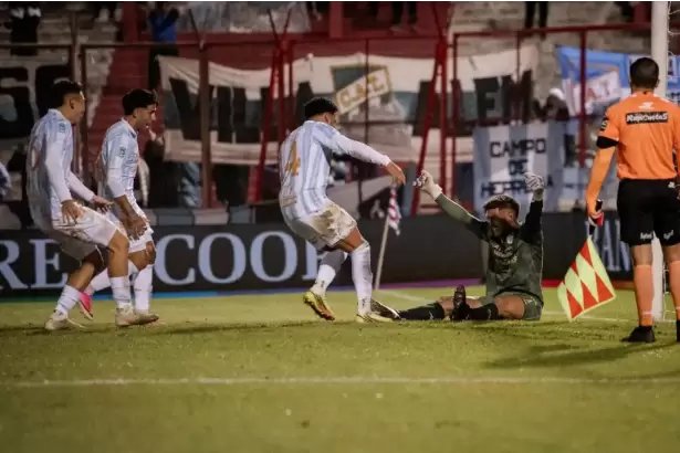 Atl�tico Tucum�n venci� por penales a Independiente Rivadavia y es semifinalista de la Copa Argentina