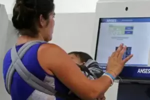 Cobro de la AUH: el Gobierno automatiza los controles de salud y escolaridad