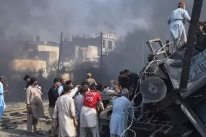 Ataque suicida en una mezquita en Pakist�n dej� al menos 21 muertos y m�s de 100 heridos