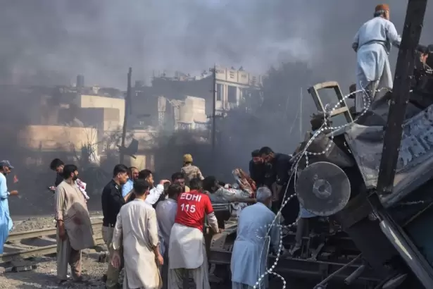 Ataque suicida en una mezquita en Pakist�n dej� al menos 21 muertos y m�s de 100 heridos