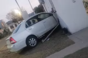Conductor choc� contra una vivienda y se dio a la fuga