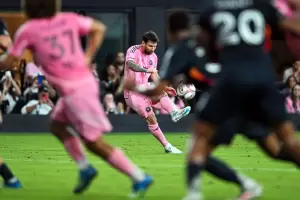 Messi qued� a tres goles del r�cord hist�rico de tiros libres