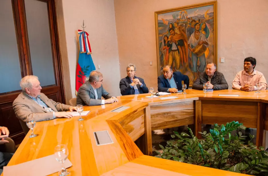 Provincia y el municipio de Ancasti avanzan en la pavimentaci�n del camino a Ipizca