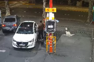 Video: el momento en que Pity �lvarez choc� contra un auto es una estaci�n de servicio