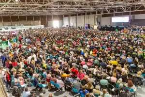 M�s de 10.000 adultos mayores colmaron el Predio Ferial en una gran fiesta