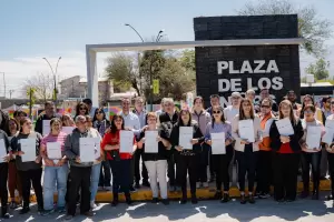 M�s de 40 familias de Saujil recibieron las escrituras de sus viviendas