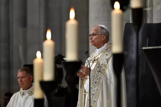 Le�n XIV recorri� Par�s, visit� Notre Dame y abri� una gira marcada por la paz