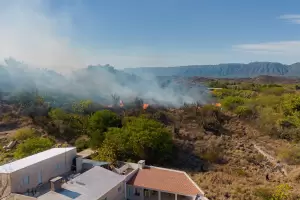 Incendios forestales: intensos operativos para contener el fuego y proteger las viviendas