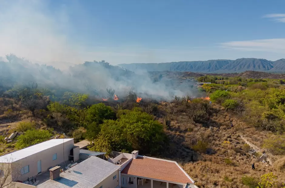 Incendios forestales: intensos operativos para contener el fuego y proteger las viviendas