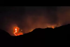 Preocupaci�n en Andalgal� por un incendio de gran magnitud en Minas Capillitas