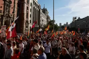 Miles de personas marcharon en Madrid y pidieron elecciones anticipadas