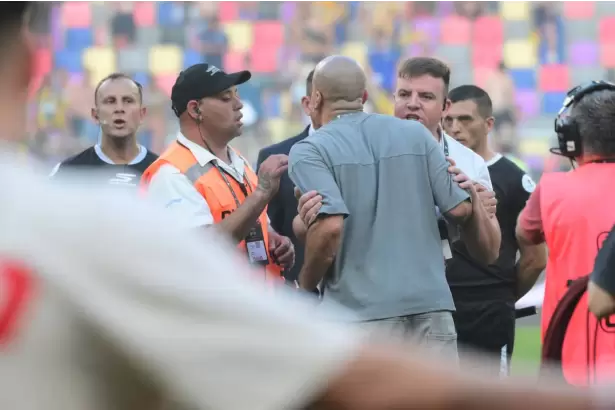 Ver�n arremeti� contra el �rbitro tras la derrota con Rosario Central: "Es culpa tuya"