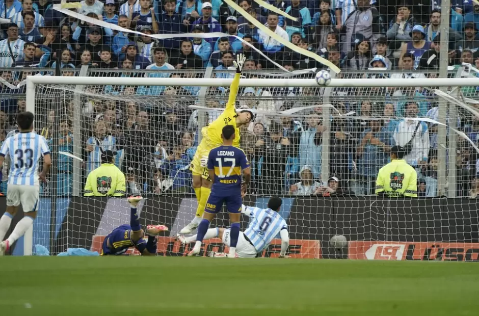 Con un gol ol�mpico, Racing le gana a Boca por los cuartos de la Copa Argentina