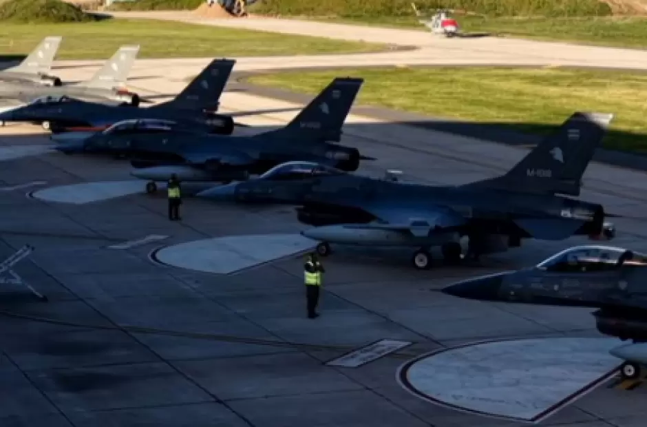 As� llegaron a C�rdoba los seis aviones de combate F-16 comprados a Dinamarca