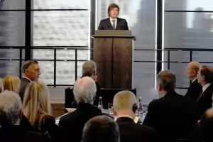 Javier Milei encabeza una ambiciosa gira en Par�s junto a Jalil y 12 gobernadores