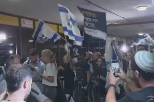 Banderas de Israel y festejos: as� llegaron a Tel Aviv los pasajeros del vuelo del ataque