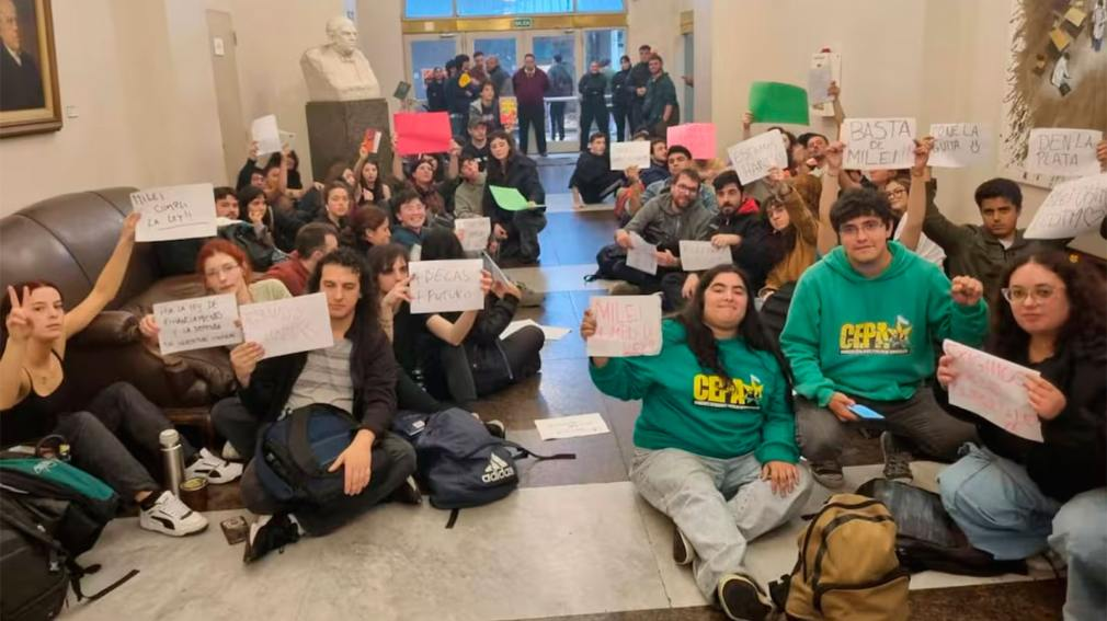 El Gobierno denunciará a los estudiantes que tomaron la Secretaría de Educación